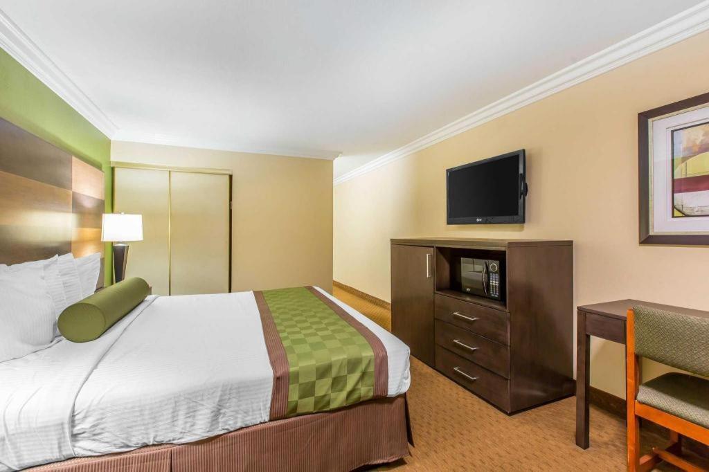 Rodeway Inn & Suites Canyon Lake-Menifee West Ngoại thất bức ảnh