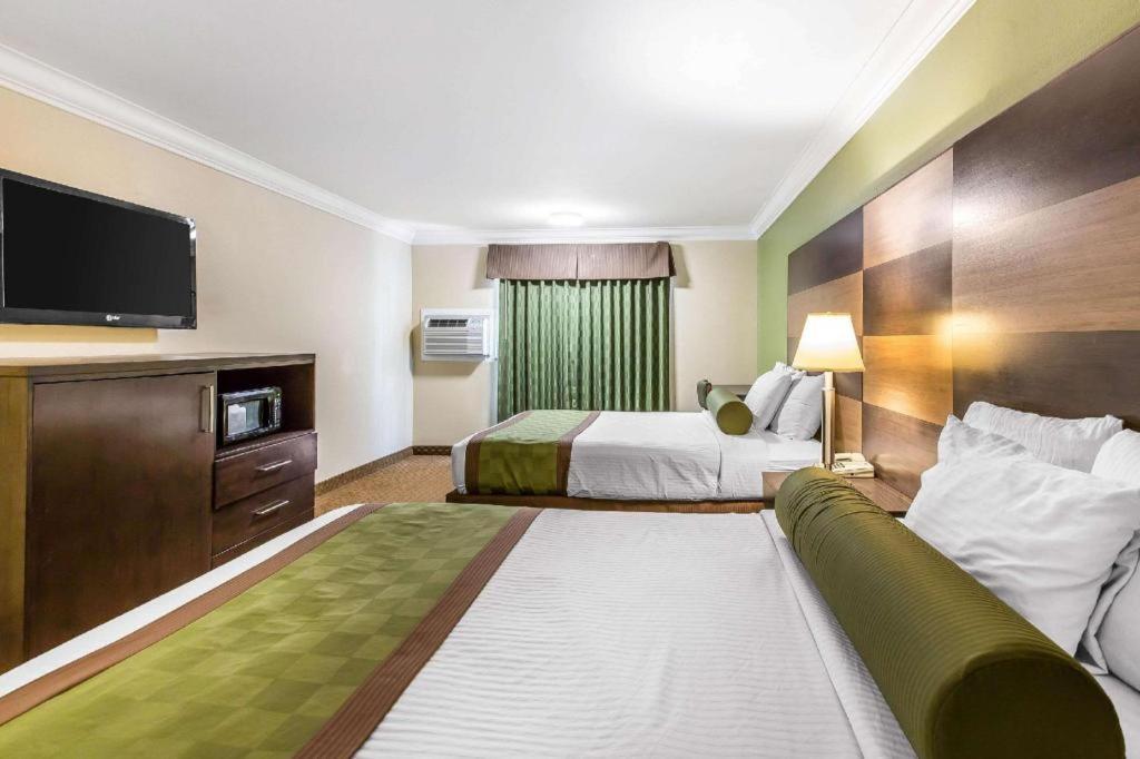 Rodeway Inn & Suites Canyon Lake-Menifee West Ngoại thất bức ảnh
