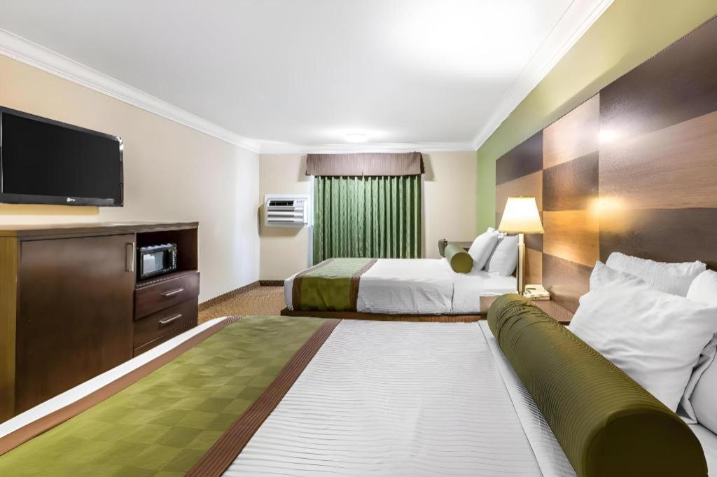 Rodeway Inn & Suites Canyon Lake-Menifee West Ngoại thất bức ảnh